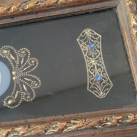 Vintage Colony Accents Cameo with Metal Art Wall Art - Picture 9 of 13